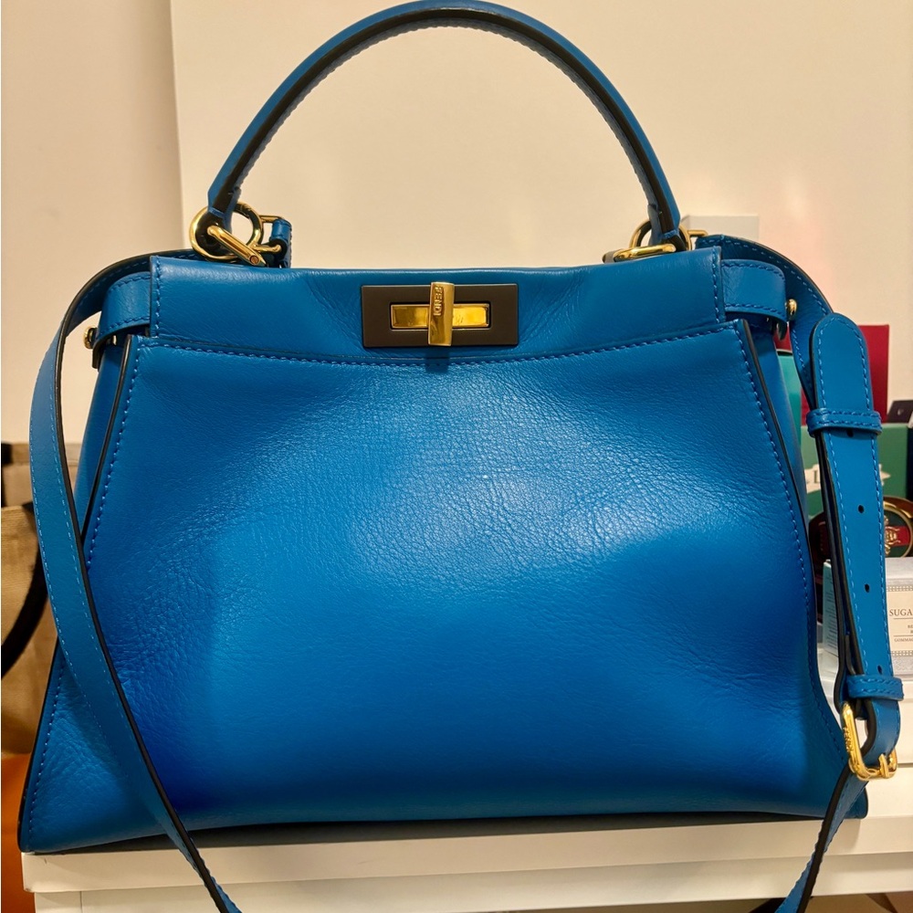 Fendi cross body bag with leather 100% authentic leather.